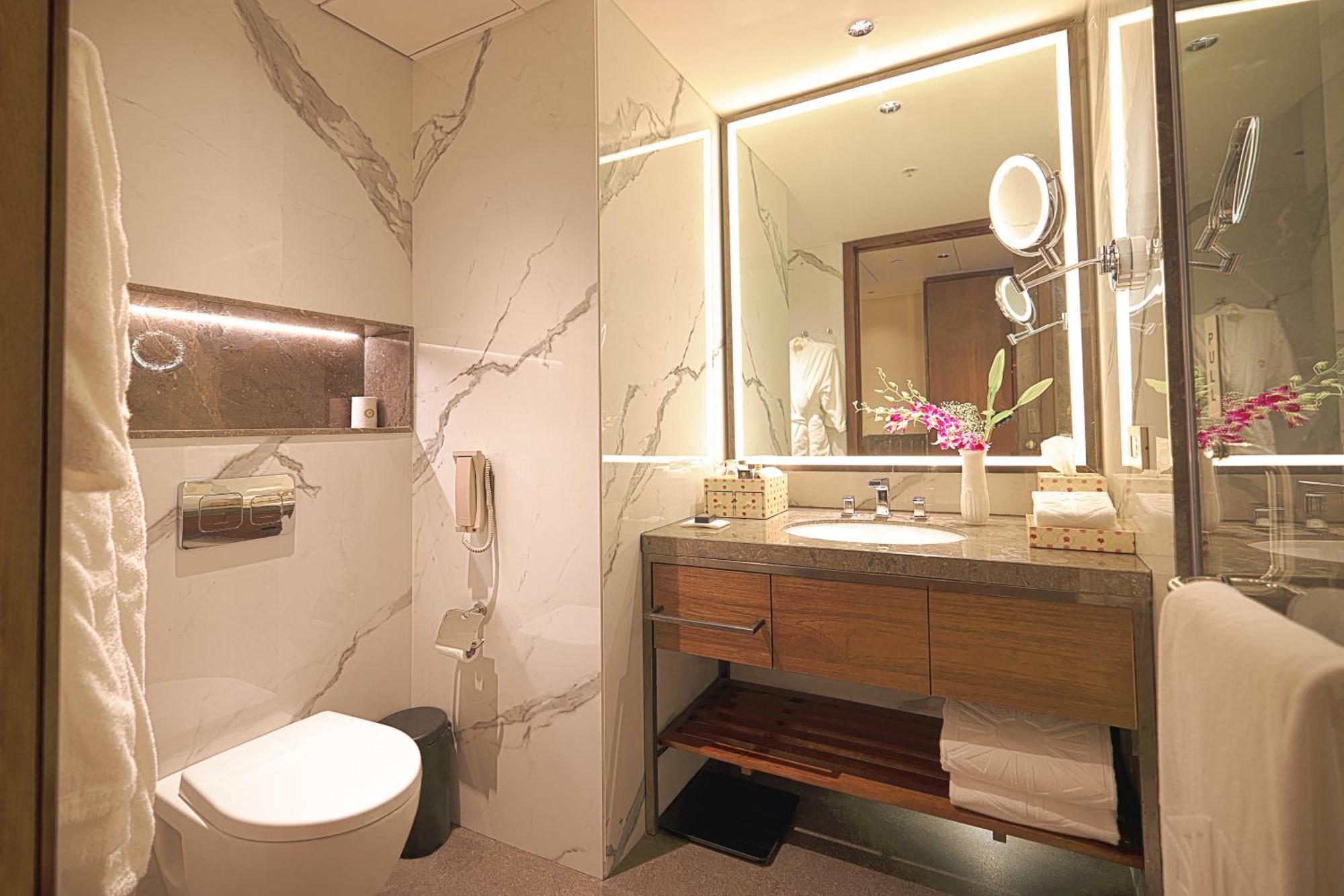 Taj Bangalore Devanahalli Exterior photo Bathroom